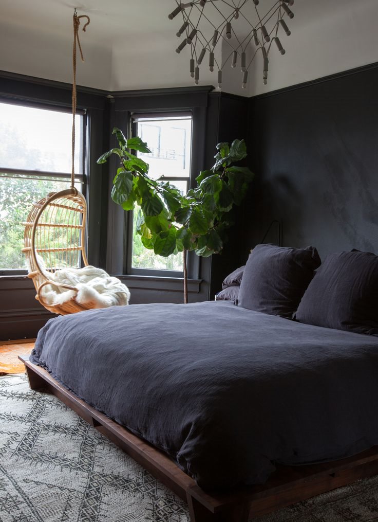 L'intérieur de la chambre avec des meubles sombres de style gothique