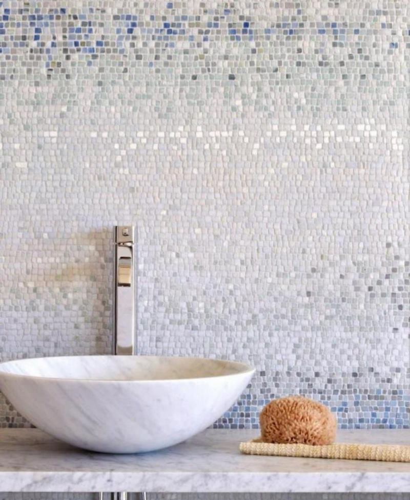 Mosaico da parete in vetro nel bagno