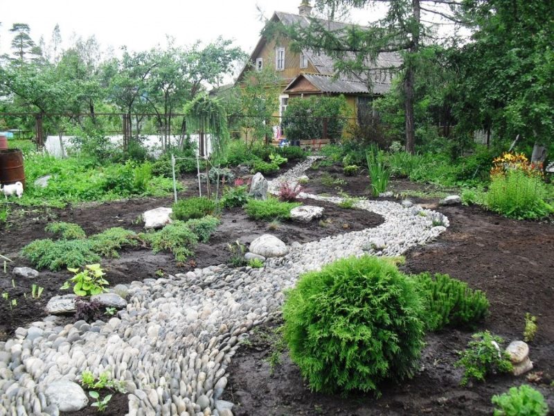 Suhi potok u dizajnu vrta