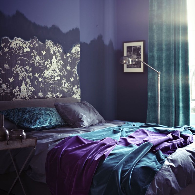 Chambre sombre dans les tons de bleu, turquoise et lavande