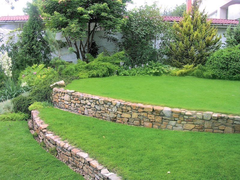 Terrasses avec pelouses sur les pentes du chalet