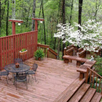 Terrazza in legno sul pendio della campagna