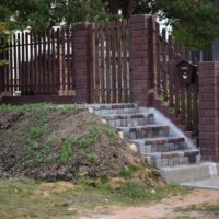 La conception des portes de la parcelle de jardin sur la pente