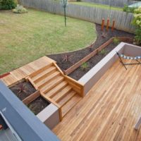 Terrazza in legno su un terreno in pendenza