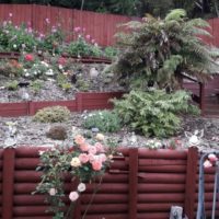 Murs de soutènement en bois dans une zone en pente