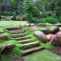 Pierres naturelles dans la conception de la partie inclinée du jardin