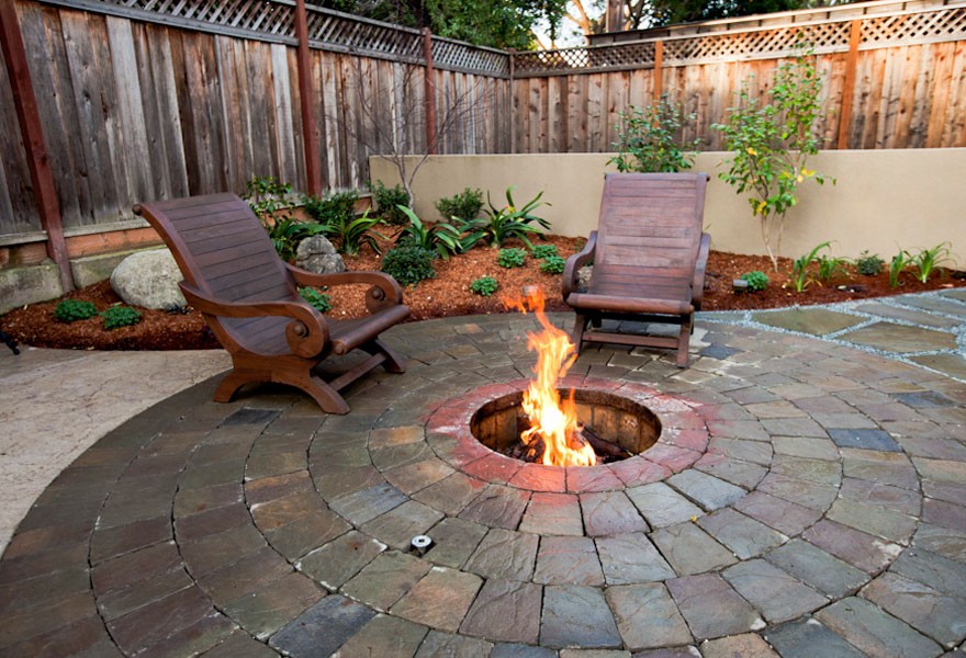 Rest area with a recessed hearth