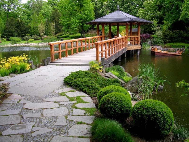 Gazebo sull'acqua in un giardino cinese