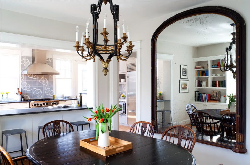 Large mirror in the design of the kitchen space