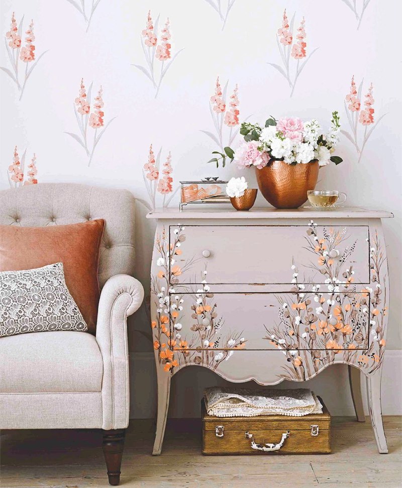 Table de chevet avec fleurs peintes et bouquets sur le papier peint