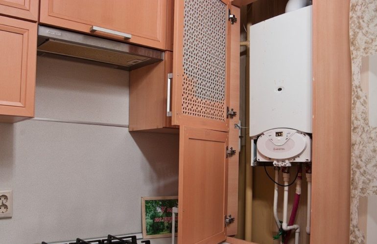 Rešetkasta vrata kuhinjskog ormara s integriranim plinskim bojlerom