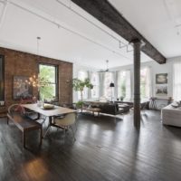 Salon de style loft avec un pilier au centre de la pièce