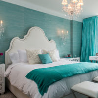 Lit blanc dans une chambre turquoise