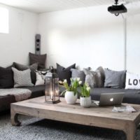 Table en bois gris et plafond en bois blanc