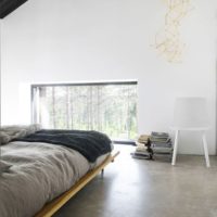 Camera da letto minimalista in una casa privata