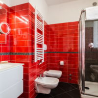 Piastrelle rosse in bagno