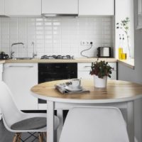 Cuisine blanche avec une table ronde