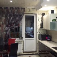 Dapur reka bentuk dalaman dengan akses kepada loggia