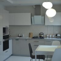 Interno di una cucina moderna in colore bianco