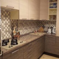 Moose seramik di apron dapur