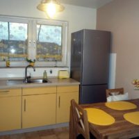 Lavabo au lieu du rebord de la fenêtre dans la cuisine d'une maison privée