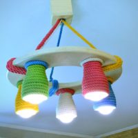 Lampadario con paralumi in corda colorata