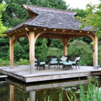 Gazebo in stile orientale vicino al laghetto del giardino