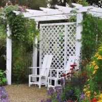 White pergola dengan bangku untuk bersantai