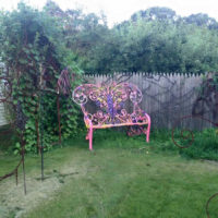 Banc peint brillant dans un jardin privé