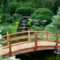 Pont en bois traversant un ruisseau