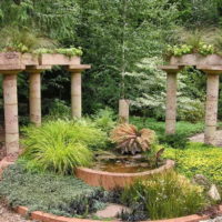 Colonnes antiques dans le jardin paysage