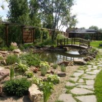 Chemin en pierre naturelle dans le jardin