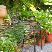 Chaise forgée antique dans le paysage du jardin