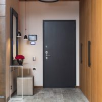 Kombinacija smeđe i sive boje u dizajnu hodnika