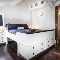 Krevet u nautičkom stilu s ladicama