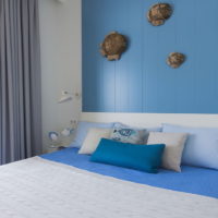 Zidna dekoracija u nautičkom stilu iznad glave kreveta