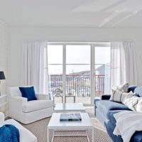 Kombinacija plave i bijele boje u morskom stilu dnevne sobe