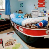 Tempat tidur dalam bentuk kapal layar di bilik tidur budak lelaki