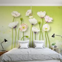 Bellissima carta da parati con fiori sul letto degli sposi