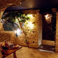 Stone wall decoration in the bath