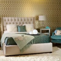 Fauteuil dans la chambre à coucher avec revêtement turquoise