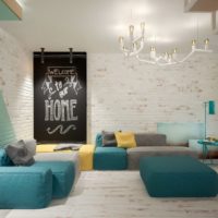 Mentol színű kárpitozott bútorok egy modern apartman nappali szobájában