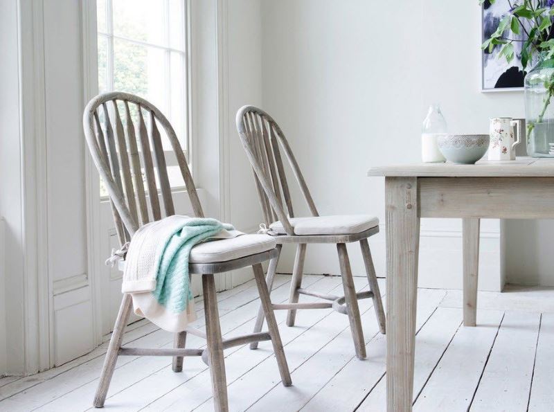 Chaises de style provençal près de la fenêtre dans la cuisine-salon