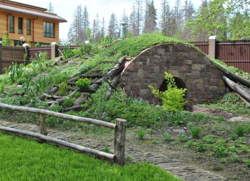 Cave moderne comme une petite forme architecturale dans le jardin