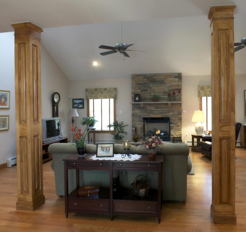 Wooden columns in the interior of the living room