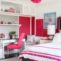 Crvena boja u dizajnu spavaće sobe za tinejdžerku