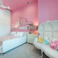 Ružičasti zidovi s stropnim prijelazom u dječjoj sobi