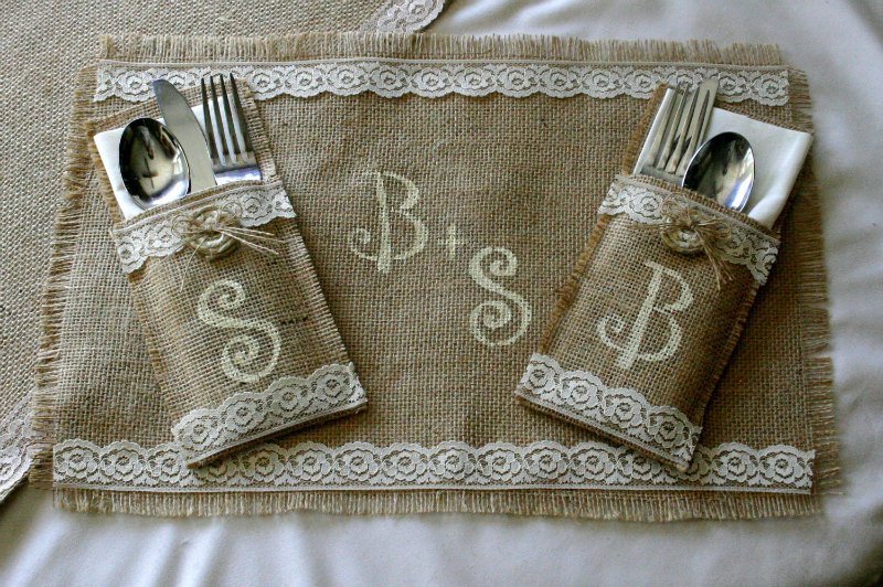 Sampul DIY untuk sudu dan garpu dari burlap