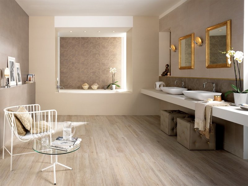 Interno del bagno nei colori marrone e beige.