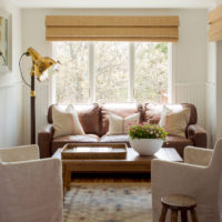 Chaises rembourrées de couleur crème dans le salon d'une maison privée